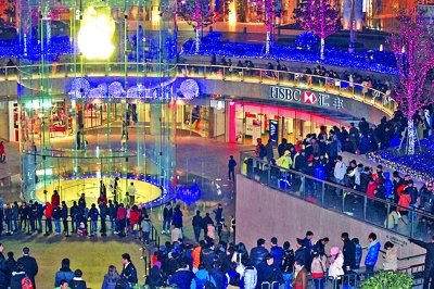 上海 上海浦東蘋果零售店外，“果粉”們通宵排隊(duì)。 新華社